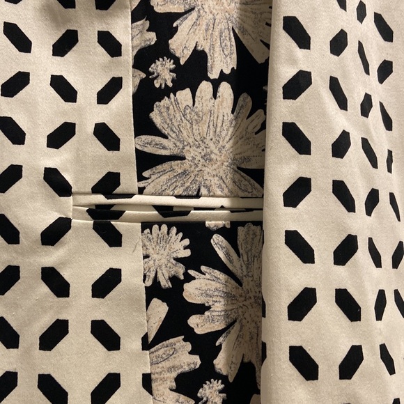 3 Sisters Black/Cream/Magenta Jacket with Floral Pattern and Shapes sz. PL - Picture 3 of 7